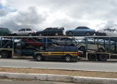 Imagem de Caminhão-cegonha com carros antigos adulterados é apreendido na BR-116, na Bahia
