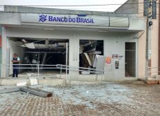 Imagem de Grupo invade cidade, rouba banco e queima carro em rodovia na Bahia