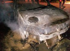 Imagem de Carro de prefeitura que fiscalizava transporte clandestino é apedrejado e incendiado na Bahia