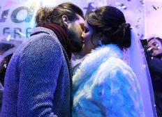 Imagem de Luan Santana 'Se casa' com fã - com direito a beijo - em festa junina