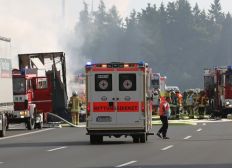 Imagem de Acidente entre ônibus e caminhão fere 31 na Alemanha