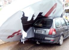 Imagem de Carro é atingido por placa de supermercado em Itaparica