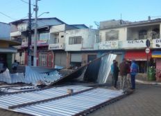 Imagem de Vento arranca telhado de casa na Bahia