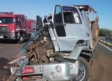 Imagem de Itamaraju: motorista morre após carreta com argila capotar na BR-101