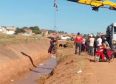 Imagem de Motociclista morre ao cair em canal na cidade de Luís Eduardo Magalhães