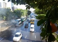 Imagem de Princípio de incêndio em ônibus na Av. Tancredo Neves assusta passageiros