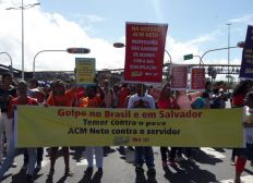 Imagem de Trabalhadores em Educação protestam em frente ao Shopping da Bahia