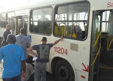 Imagem de Acidente entre caminhão e ônibus deixa feridos na orla de Salvador