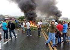 Imagem de Motoristas de vans fecham rodovia e protestam por regularização de transporte em Feira de Santana