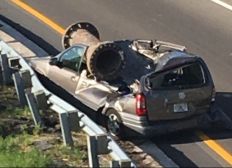 Imagem de Motorista sobrevive após peça de metal cair sobre o seu carro nos EUA