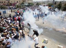 Imagem de Palestinos entram em confronto com policiais israelenses após restrição no acesso a Jerusalém