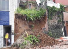 Imagem de Muro desaba e barranco desliza no bairro do Santo Antônio Além do Carmo, centro histórico de Salvador