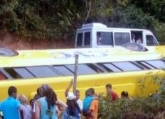 Imagem de Porto Seguro: Ônibus com turistas tomba em barranco; três ficam feridos