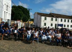 Imagem de Alunos fecham rua com cadeiras em protesto por reforma de escola em Itacaré