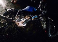 Imagem de Com pista molhada, jovem de 19 anos cai de motocicleta e morre na BR-101
