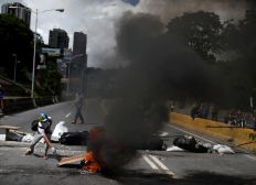 Imagem de Sobe para três o número de mortes no segundo dia de greve geral na Venezuela