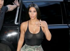 Imagem de Kim Kardashian exagera na transparência em dia de compras e deixa seios á mostra 