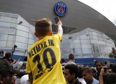 Imagem de Já virou ídolo! Torcida faz festa ao redor do estádio do PSG para receber Neymar