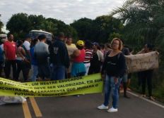 Imagem de Protesto de professores de Salinas da Margarida bloqueia BA-534