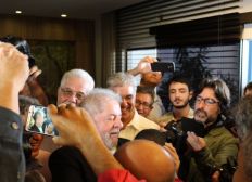 Imagem de Ex-presidente é recebido por aliados no aeroporto de Salvador