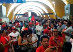 Imagem de Grupos pró-Lula lotam estação do metrô à espera do ex-presidente