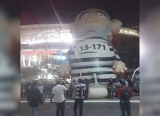 Imagem de Manifestantes exibem pixuleco do 'Lula presidiário' em frente à Arena Fonte Nova
