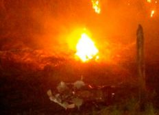 Imagem de Motocicleta pega fogo e chamas atingem vegetação após batida na BA-263