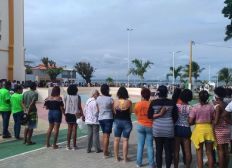Imagem de Moradores de Mar Grande realizam abraço simbólico em homenagem às vítimas de acidente com lancha