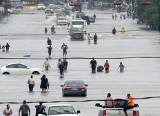 Imagem de Houston enfrenta inundações sem precedentes na passagem da tempestade Harvey