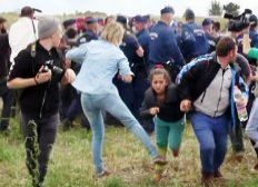 Imagem de "Fiquei assustada", diz jornalista húngara que chutou e derrubou refugiados em fronteira