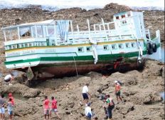 Imagem de Embarcação que virou e deixou 19 mortos na Baía de Todos-os-Santos é desmontada