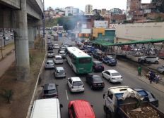 Imagem de Trânsito fica congestionado após rompimento de adutora na Avenida Bonocô, em Salvador