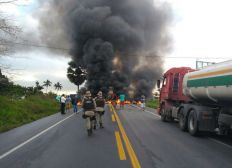 Imagem de Motoristas interditam BR-101 em protesto por morte de presidente de cooperativa no recôncavo baiano