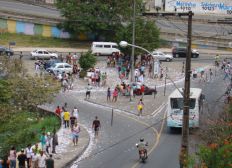 Imagem de Trabalhadores do transporte complementar fazem protesto em Salvador; trânsito é lento