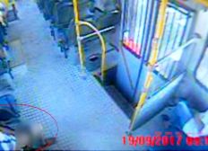 Imagem de Homem flagrado com calça abaixada em ônibus é detido após novo ato obsceno