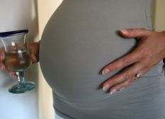 Imagem de  Consumo de bebidas alcoólicas durante a gravidez provoca malformações e distúrbios de comportamento nos bebês 