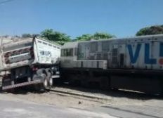 Imagem de Caminhão bate em trem dentro de pátio de empresa