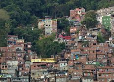 Imagem de PMs voltam a entrar em confronto com criminosos na Rocinha
