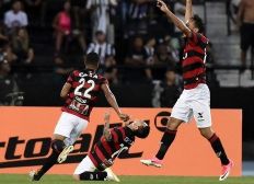 Imagem de Vitória vira sobre o Botafogo no fim e chega ao quinto triunfo seguido como visitante