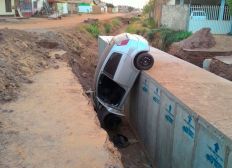 Imagem de Motorista fica ferido após carro cair em obra de canal em Luís Eduardo Magalhães, oeste da Bahia