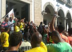 Imagem de Mototaxistas fazem protesto em frente a Câmara Municipal