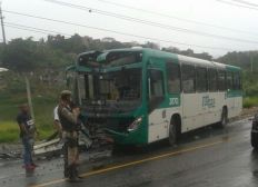 Imagem de Ônibus bate em poste e deixa feridos em Cajazeiras