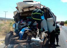 Imagem de Motorista de carreta morre após bater contra caminhão na BR-242, no oeste da Bahia