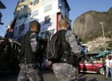 Imagem de Militares usam detectores de metal e de material químico em buscas na Rocinha