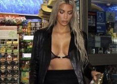 Imagem de Com look sexy, kim kardashian exibe corpão ao passar em loja de conveniência