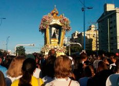 Imagem de Fiéis lotam procissão homenageando Nossa Senhora Aparecida em Salvador