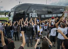 Imagem de Ônibus com torcedores do Corinthians é apedrejado no bairro do  Stiep, em Salvador