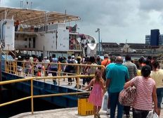 Imagem de Na volta para Salvador, pedestres esperam 2h para embarcar no ferry boat nesta segunda-feira