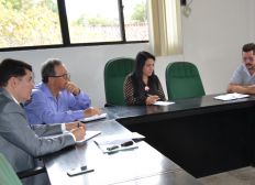 Imagem de Moema apresenta relatório em reunião que discutiu impasse entre Lauro de Freitas e Salvador