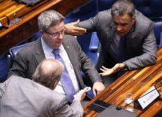 Imagem de Após retomar mandato, Aécio pede tempo para decidir se deixa presidência do PSDB 